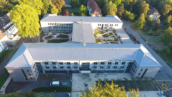 Der H-förmige Neubau der LWL-Klinik an der Friedrich-Wilhelm-Weber-Straße aus der Vogelperspektive.