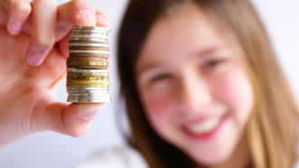 Mädchen hält Münzen in der Hand