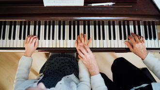 Klavier mit Händen