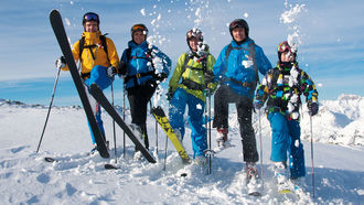 Gruppe von Skifahrern im Schnee