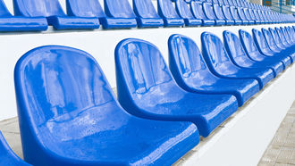 Blaue Sitzbänke in einer Reihe