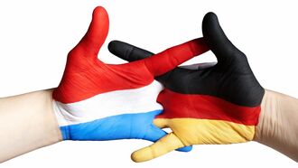 Hände mit der deutsch-niederländischen Farbe bemalt