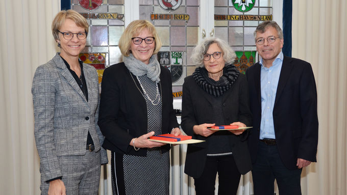 Regierungspräsidentin Dorothee Feller und Schulabteilungsleiter Wolfgang Weber überreichen die Ehrenurkunden.