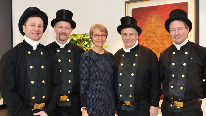 Regierungspräsidentin Feller in einer Gruppe mit vier Schornsteinfegern