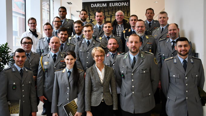 Regierungspräsidentin Dorothee Feller empfing und ehrte Vertreter der Bundeswehr für ihren Einsatz bei der Sammlung für den Volksbund Deutsche Kriegsgräberfürsorge.