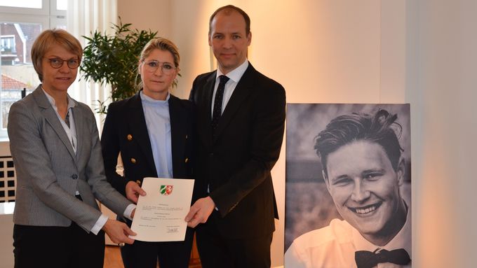 Regierungspräsidentin Dorothee Feller (l.) hat heute die Stiftungsurkunde an Gabriele (Mitte) und Benedikt Kaldewei übergeben
