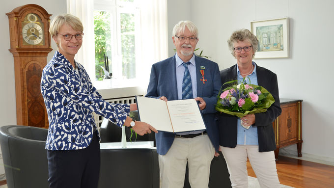 Bei der Verleihung des Bundesverdienstkreuzes an Hugo Gödde: v.l. Regierungspräsidentin Dorothee Feller, Hugo Gödde und seine Ehefrau Barbara Helberg-Gödde.