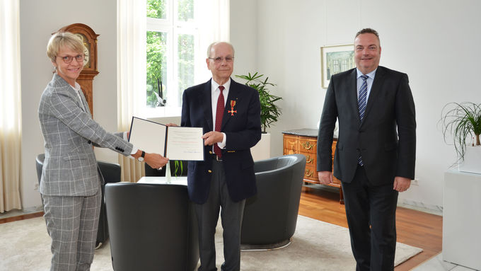 Bei der Verleihung des Bundesverdienstkreuzes an Dr. Horstfried Masthoff: v.l. Regierungspräsidentin Dorothee Feller, Dr. Horstfried Masthoff und Bürgermeister Bodo Klimpel.