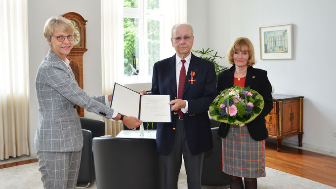 Bei der Verleihung des Bundesverdienstkreuzes an Dr. Horstfried Masthoff: v.l. Regierungspräsidentin Dorothee Feller, Dr. Horstfried Masthoff und Eva Masthoff.