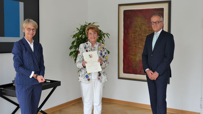 Regierungspräsidentin Dorothee Feller (l.) überreichte die Stiftungsurkunde an Ingrid Silderhuis (Mitte) und Dr. Marcus Brößkamp (r.)