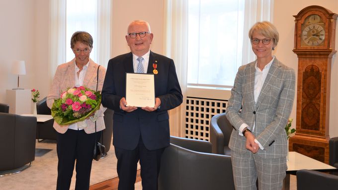 Regierungspräsidentin Dorothee Feller (r.) überreicht die Verdienstmedaille an Hermann Weber (Mitte) im Beisein von Ehefrau Renate Weber (l.)
