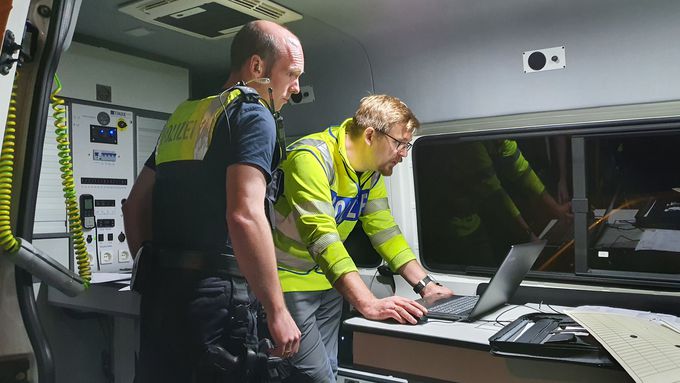 Autobahnpolizei und Bezirksregierung Münster kontrollieren nachts Großraum- und Schwertransporte