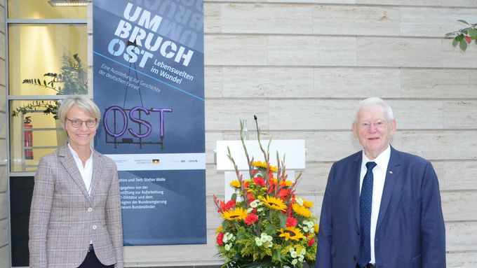 Regierungspräsidentin Dorothee Feller und Staatssekretär a.D. Friedhelm Ost zeigen sich begeistert von der Ausstellung „Umbruch Ost“