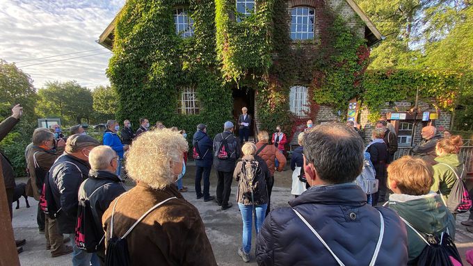 Regierungspräsidentin Dorothee Feller (Mitte) begrüßt die Gäste zur Naturpark-Wanderung an der Tüshaus Mühle in Dorsten.
