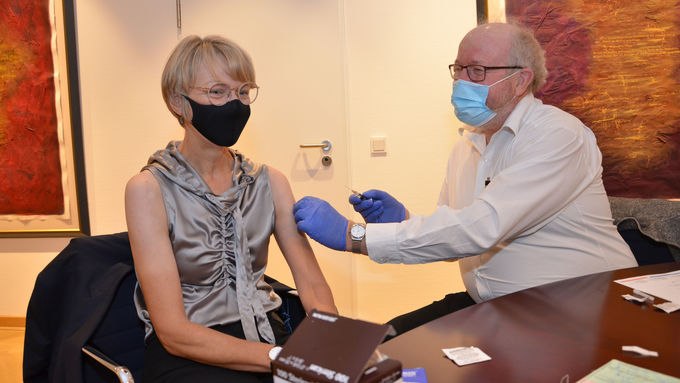 Regierungspräsidentin Dorothee Feller wird vom Betriebsarzt Dr. Manfred Dreier gegen Grippe geimpft.