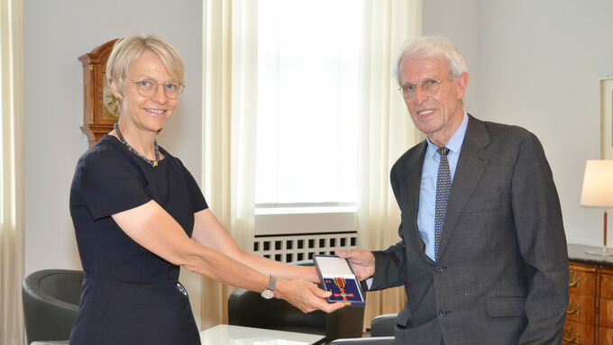Regierungspräsidentin Dorothee Feller überreicht Peter Schilling das Bundesverdienstkreuz.
