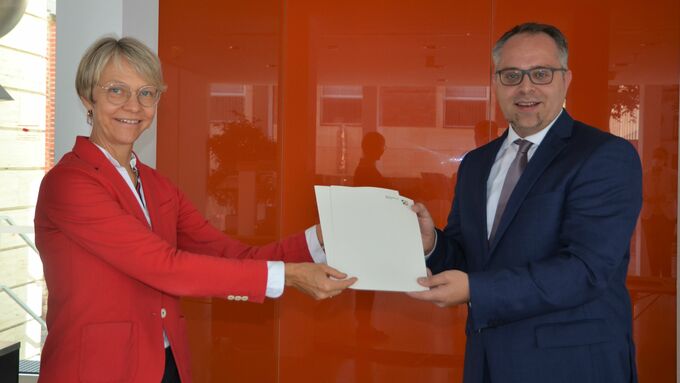 Zwei Förderbescheide in Höhe von insgesamt 3.149.000 Euro für Bocholt: (v.l.) Regierungspräsidentin Dorothee Feller und Bürgermeister Thomas Kerkhoff