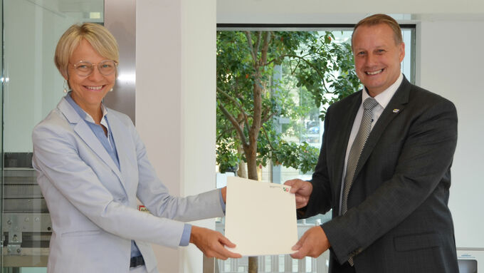 Es freuten sich über den Förderbescheid in Höhe von 538.000 Euro: (v.l) Regierungspräsidentin Dorothee Feller und Bürgermeister Stefan Streit.