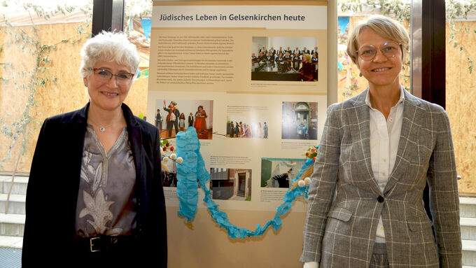 Regierungspräsidentin Dorothee Feller (r.) und Judith Neuwald-Tasbach (l.)