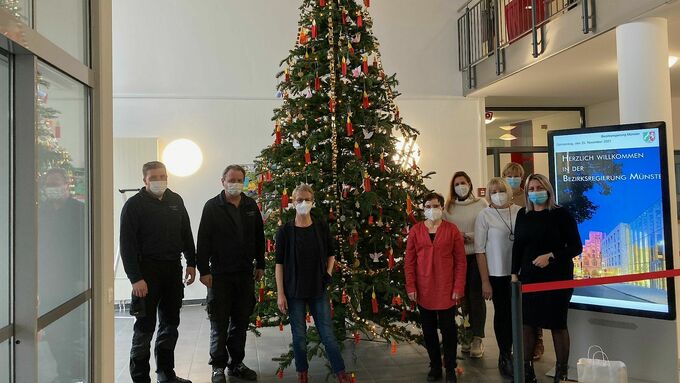 An dem weihnachtlich geschmückten Baum im Foyer des Overberg-Hauses der Bezirksregierung Münster im Zentrum Nord erfreuen sich nicht nur die Mitarbeiter der dortigen Schulabteilung