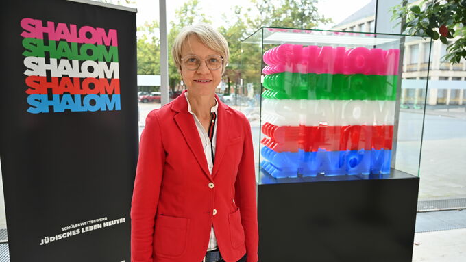 Regierungspräsidentin Dorothee Feller mit der Logo-Skulptur des Wettbewerbs.