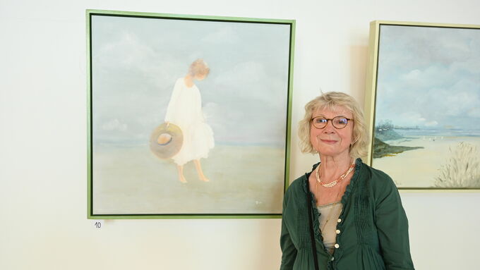 Monika Brors freut sich über die Möglichkeit, ihre Bilder im Foyer der Bezirksregierung Münster zeigen zu können.