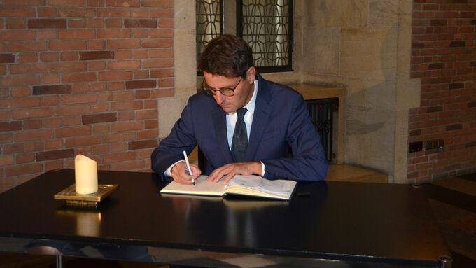 Regierungspräsident Andreas Bothe bei der Eintragung in das Kondolenzbuch für Malte C. in der Bürgerhalle des Historischen Rathauses.