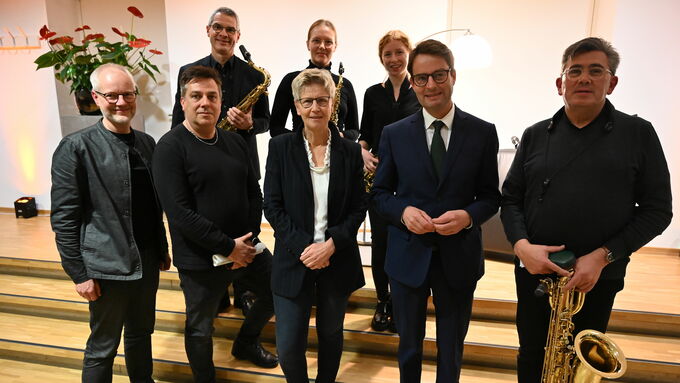 Regierungspräsident Andreas Bothe mit den Lesenden der Lesenacht 2022, dem Moderator Jan-Christoph Tonigs und dem Saxophinquartett