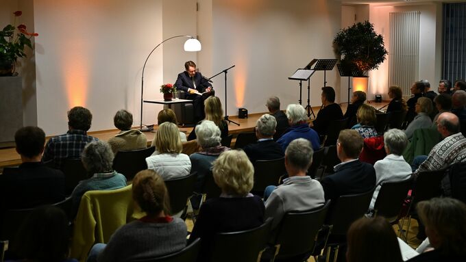 Regierungspräsident Andreas Bothe setzte sich als Erstes in den Lesesessel und las den rund 80 Gästen beim musikalischen Leseabend der Bezirksregierung Münster aus einem Lieblingsbuch vor.