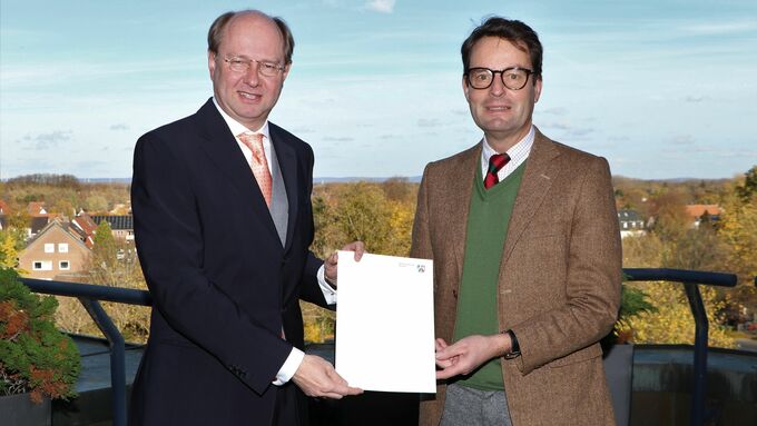 v.l. Landrat Dr. Olaf Gericke und Regierungspräsident Andreas Bothe bei der Bescheidübergabe in Warendorf.