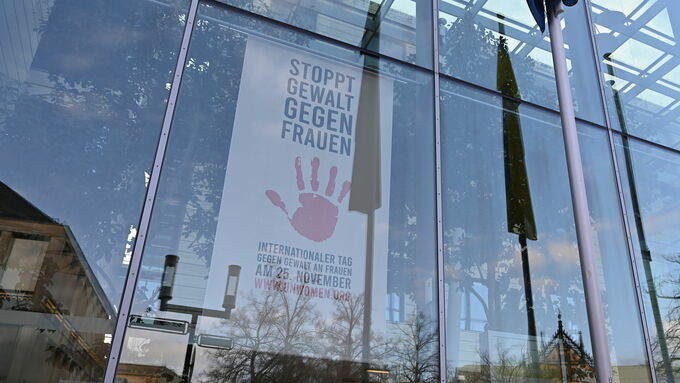 Banner zum Internationalen Tag gegen Gewalt gegen Frauen im Foyer der Bezirksregierung Münster.