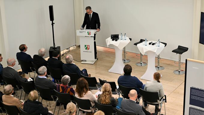 Regierungsvizepräsident Dr. Ansgar Scheipers bei der RIGA Ausstellungseröffnung
