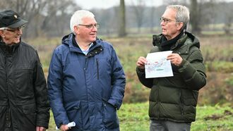 Andreas Vollmer (rechts, Planung und Oberbauleitung, Planungsbüro Vollmer) erklärt Josef Uphoff (Mitte, Bürgermeister der Stadt Sassenberg) und den anderen Teilnehmenden das Projekt.