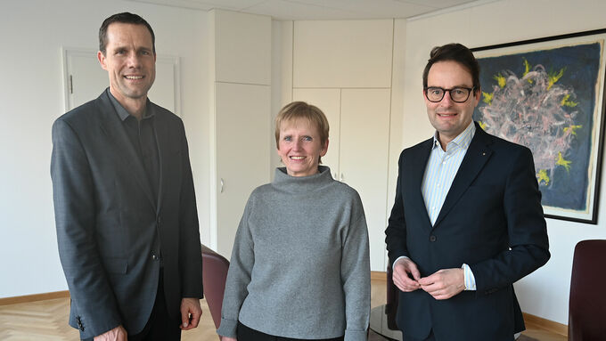 v.l. Jubilar Matthias Schmied, Jubilarin Annette Stöckelmann und Regierungspräsident Andreas Bothe.