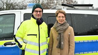 Regierungspräsident Andreas Bothe und Münsters Polizeipräsidentin Alexandra Dorndorf waren bei der Abfalltransportkontrolle dabei, um sich vor Ort von der gelungenen Kooperation der verschiedenen Behörden zu überzeugen.