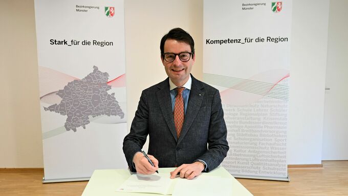 Regierungspräsident Andreas Bothe unterzeichnet die gemeinsame Erklärung