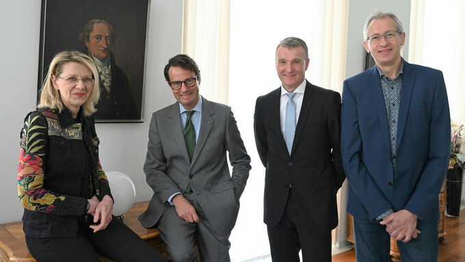 v.l. Personalratsvorsitzende Gudrun Hüttermann, Regierungspräsident Andreas Bothe, Jubilar Matthias Stüper und Jubilar Burkhard Vogt