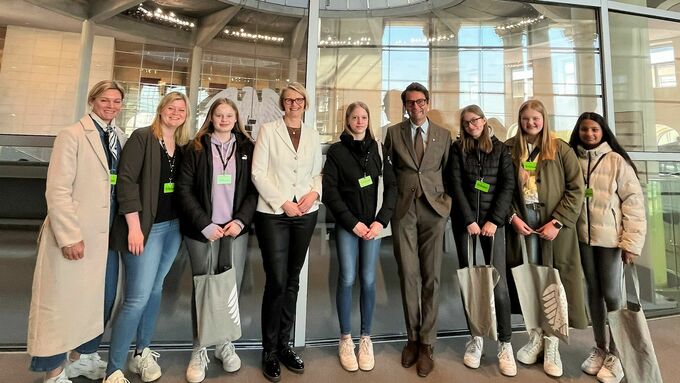 Regierungspräsident Andreas Bothe und Bundestagsabgeordnete Anja Karliczek mit dem Siegerinnen-Team der Hüberts´schen Schule Hopsten