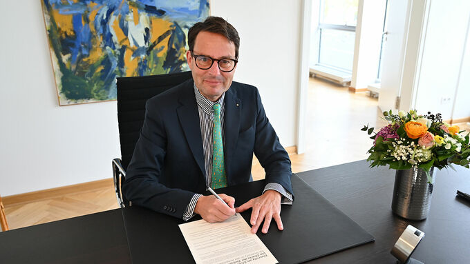 Regierungspräsident Andreas Bothe unterzeichnet die Charta der Vielfalt