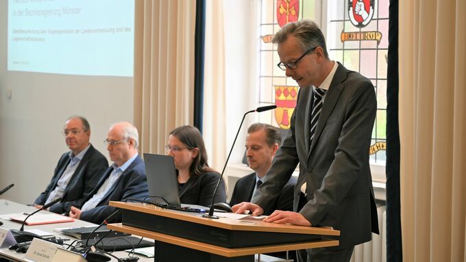 Regierungsvizepräsident Dr. Ansgar Scheipers begrüßt die Teilnehmenden der Dienstbesprechung im Freiherr-vom-Stein-Saal der Bezirksregierung Münster
