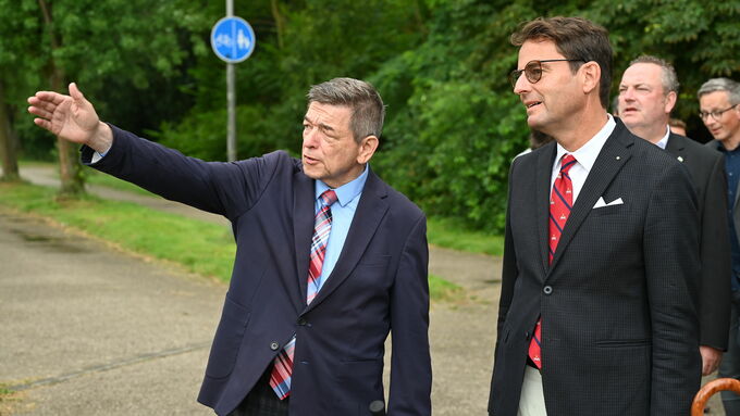 Werner Arndt (Bürgermeister der Stadt Marl) und Andreas Bothe (r.) in Marl