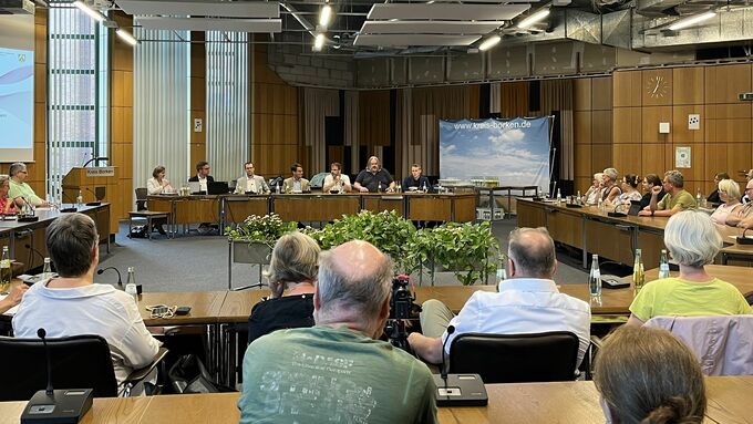 Bürgerdialog im großen Sitzungssaal des Kreishauses in Borken mit Vertretern der Bezirksregierung.