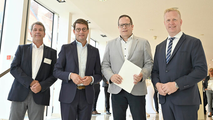 v.l. Helmut Nottenkämper von der Bezirksregierung Münster, Regierungspräsident Andreas Bothe, Stadtbaurat André Leson und MdL Henning Rehbaum.