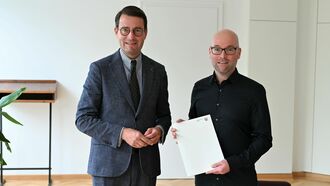 Regierungspräsident Andreas Bothe und Jubilar Stefan Aldenhövel