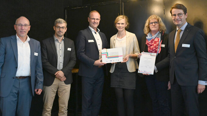 Vertreterinnen und Vertreter des Hans-Böckler-Berufskollegs bei der Übergabe des Zertifikats durch RP Andreas Bothe.