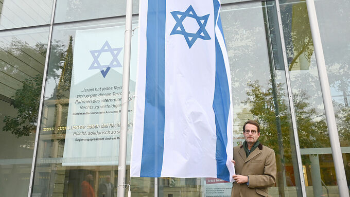Regierungspräsident Andreas Bothe mit der zweiten Israel Flagge.