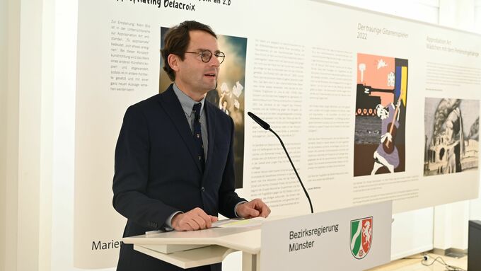 Regierungspräsident Andreas Bothe eröffnet die Ausstellung „!?FRIEDEN?!“.