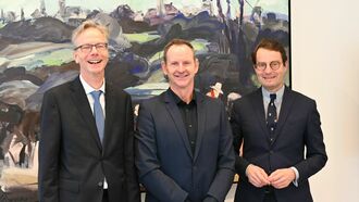 v.l. Regierungsvizepräsident Dr. Ansgar Scheipers, Jubilar Alfons Krause und Regierungspräsident Andreas Bothe