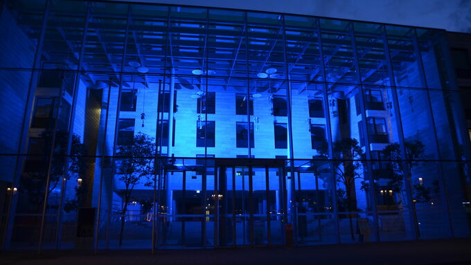 Das Verwaltungsgebäude der Bezirksregierung Münster erstrahlt in blauen Licht