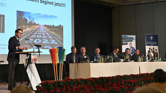 Regierungspräsident Andreas Bothe spricht bei der Innungsversammlung